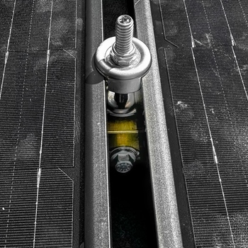 Cost-effective and fast AceClamp railless solar racking system for solar installations