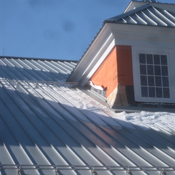 AceClamp snow bar: Safeguarding panel finish warranty with patented non-penetrating push-pin design.