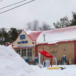 Water Works Car Wash facility with AceClamp’s 2-bar snow stops for metal roofing